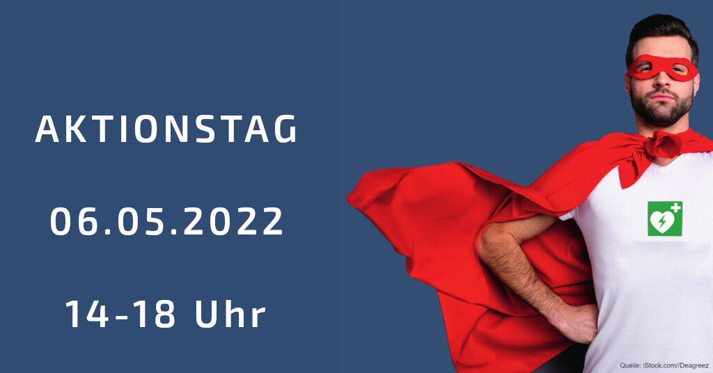 Ein Mann mit roter Stoffbrille und rotem Umhang. Links daneben der Schriftzug "Aktionstag 06.05.2022. 14-18 Uhr"